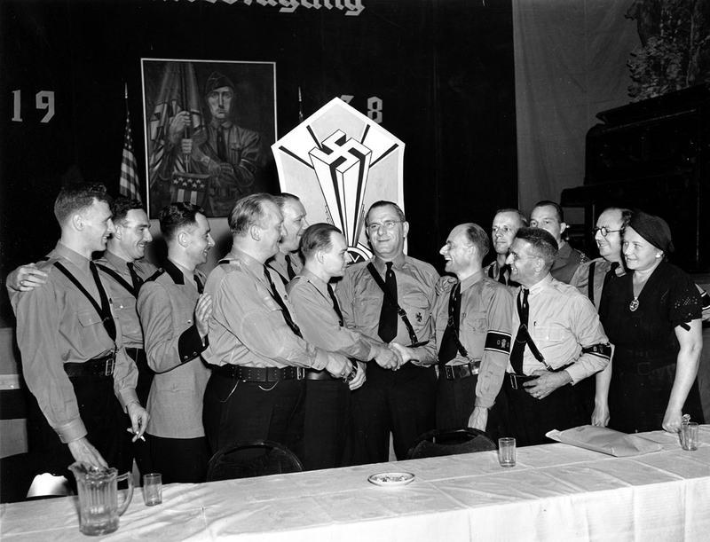 Fritz Kuhn (centro) durante una reunión del Bund en Estados Unidos. AP
